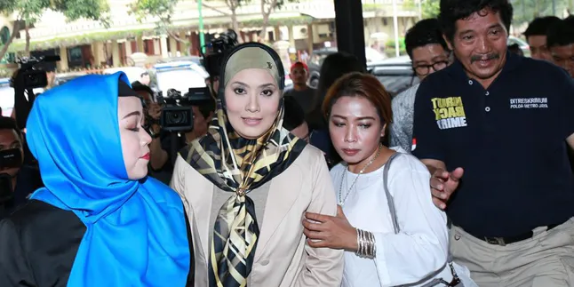 Soal Senpi Ilegal, Elma Theana Akan Dikonfrontir Dengan Aa Gatot? Soal Senpi Ilegal, Elma Theana Akan Dikonfrontir Dengan Aa Gatot?