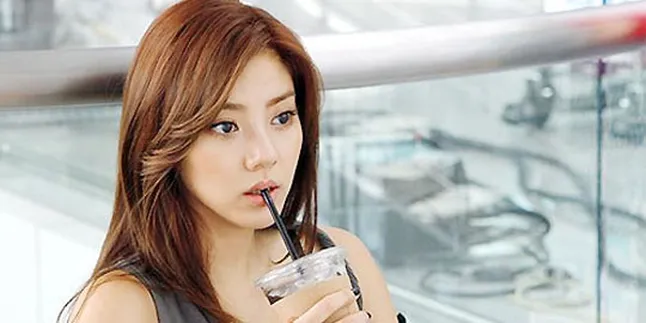 Son Dam Bi Berfoto Dengan Bikini