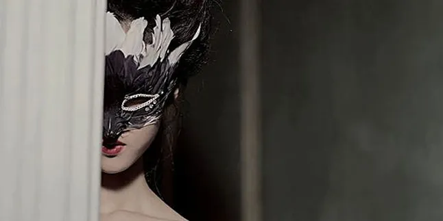 Son Dam Bi Rilis Teaser MV Comeback Misterius Dramatis