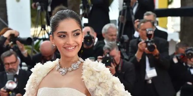 Sonam Kapoor Ajak Pacar ke Ultah Ibunda, Makin Serius?