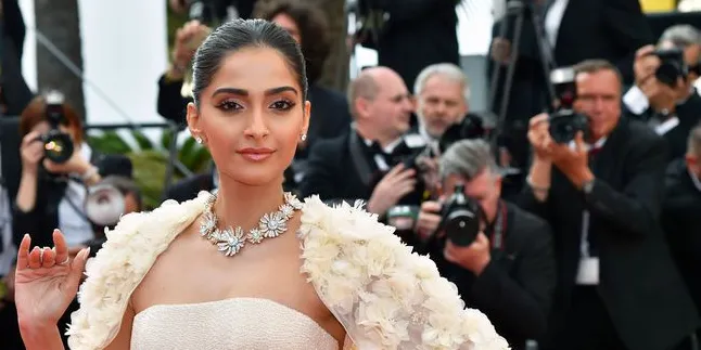 Sonam Kapoor Pacaran Dengan Pengusaha Muda Asal Delhi? Sonam Kapoor Pacaran Dengan Pengusaha Muda Asal Delhi?