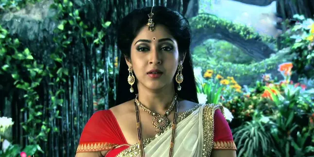 Sonarika Bhadoria: Aku Tak Akan Bisa Bersaing Dengan Mouni Roy