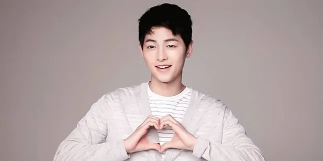 Song Joong Ki Gendong 'Istrinya' Yang Chubby dan Cute Banget Song Joong Ki Gendong 'Istrinya' Yang Chubby dan Cute Banget