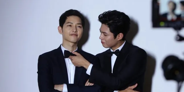Song Joong Ki Menangis Dengar Sambutan Kemenangan Park Bo Gum Song Joong Ki Menangis Dengar Sambutan Kemenangan Park Bo Gum