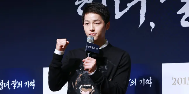 Song Joong Ki Tertangkap Kamera Syuting Drama Walau Cedera Kaki Song Joong Ki Tertangkap Kamera Syuting Drama Walau Cedera Kaki