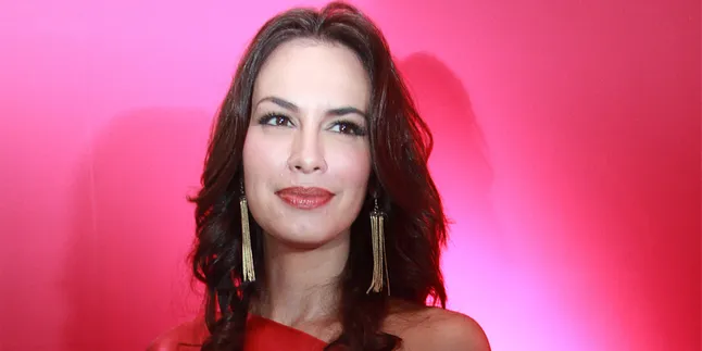 Sophia Mueller Akui Jadi Mualaf Sophia Mueller Akui Jadi Mualaf