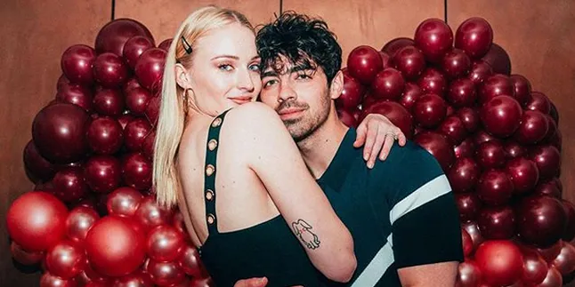 Sophie Turner & Joe Jonas Tertangkap Ciuman Mesra Saat Bulan Madu Sophie Turner & Joe Jonas Tertangkap Ciuman Mesra Saat Bulan Madu