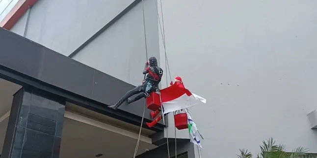 Spiderman Muncul di Gedung Tinggi di Malang, Langganan Diajak Selfie Tamu Hotel