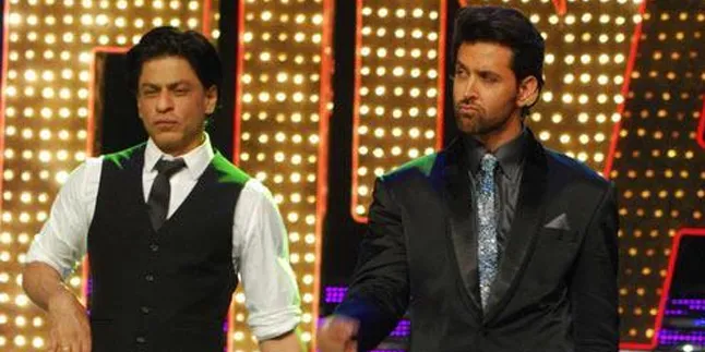 SRK dan Hrithik Roshan Selfie Bareng Fans, Siapa Lebih Seru?
