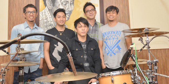 Ssst! Ariel Bocorkan Drummer NOAH Senang Pakai Rok