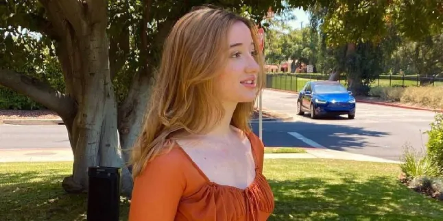 Stacey Ryan Rilis Single yang Berjudul FALL IN LOVE ALONE