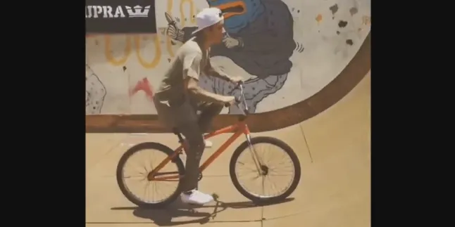 Standar, Begini Saat Justin Bieber Mengendarai Sepeda BMX