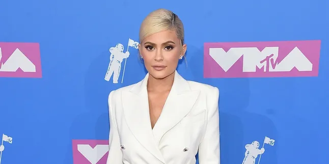 Stormi Ultah, Travis Kecup Mesra Kylie Jenner Sampai Merem