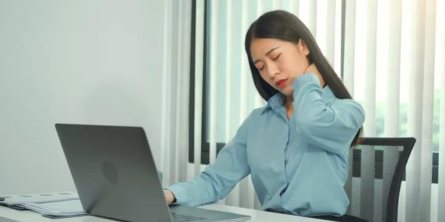 Stres Menumpuk, Badan Ikut Remuk? Ini Penyebab Nyeri Otot & Cara Mengatasinya