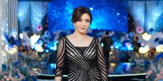 Strong Merawat Tiga Anak Sendiri, Dhena Devanka Merasa Tidak Buruk Jadi Ibu Tunggal Strong Merawat Tiga Anak Sendiri, Dhena Devanka Merasa Tidak Buruk Jadi Ibu Tunggal