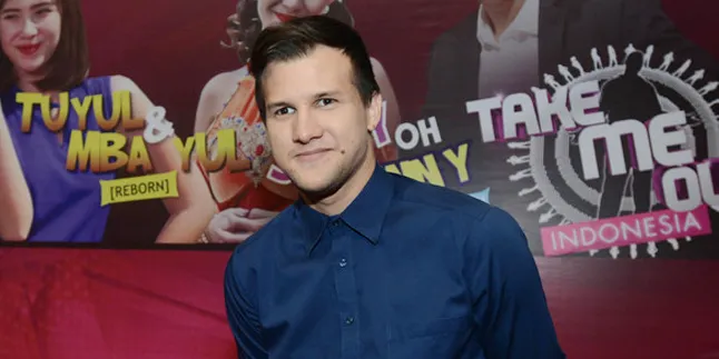 Stuart Collin Buka Suara Soal Kedekatannya Dengan Desainer Ini