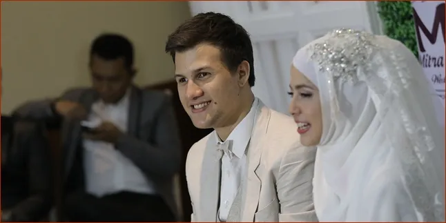 Stuart Collin Ganti Mas Kawin Dengan Cincin Berlian