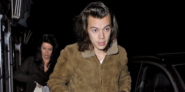 Stunt Video Klip Pakai Topeng, Harry Styles Malah Tampak Seram!