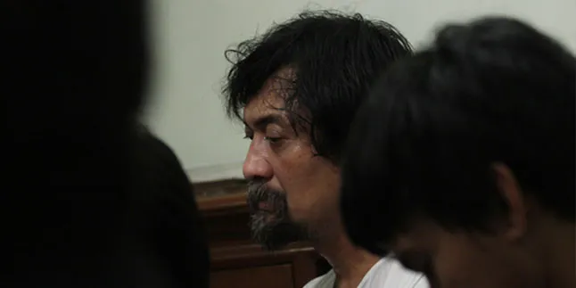 Suami Adzankan Jenazah Ully Artha di Liang Lahat