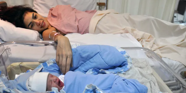 Suami Nikita Mirzani Tak Dampingi Persalinan, Kenapa?