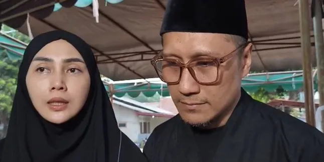 Arie Untung's Voice Trembles While Calling the Adhan for His Father
