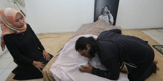 Emotional Atmosphere Accompanies Ria Irawan's Funeral, Mayky Wongkar Embraces His Wife tightly to Her Final Resting Place