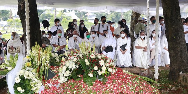 Atmosphere of Dian Sastrowardoyo's In-Law Funeral