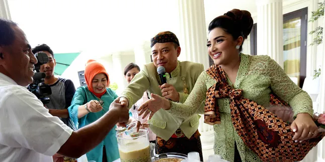 Suasana Penuh Tawa di Prosesi Tujuh Bulanan Janin Ashanty Suasana Penuh Tawa di Prosesi Tujuh Bulanan Janin Ashanty