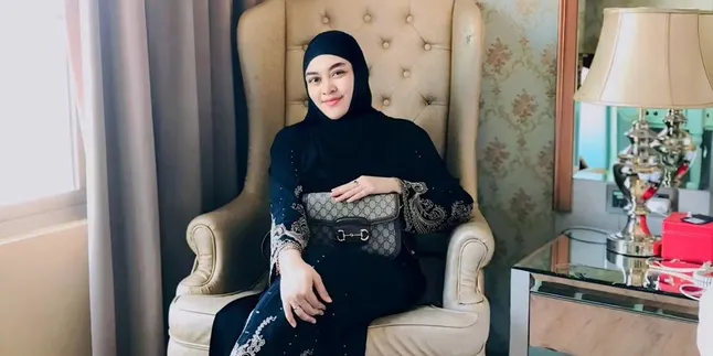 Sudah Bawa Buah dan Makanan, Zeda Salim Tak Diizinkan untuk Jenguk Ammar Zoni di Rutan Salemba Sudah Bawa Buah dan Makanan, Zeda Salim Tak Diizinkan untuk Jenguk Ammar Zoni di Rutan Salemba