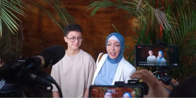 Sudah Berhijab, Angelina Sondakh Berikan Baju Seksinya Pada Aaliyah dan Zahwa Sudah Berhijab, Angelina Sondakh Berikan Baju Seksinya Pada Aaliyah dan Zahwa