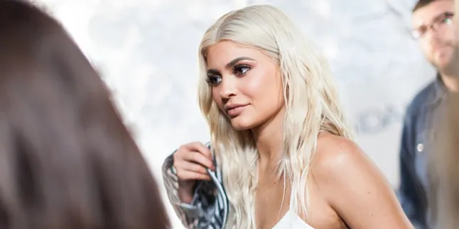 Sudah Ketahuan Hamil, Kylie Jenner Tetap Sembunyikan Perut Buncitnya Sudah Ketahuan Hamil, Kylie Jenner Tetap Sembunyikan Perut Buncitnya