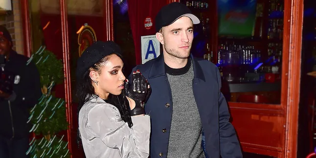 Sudah Lamar FKA Twigs, Robert Pattinson Segera Tunangan Sudah Lamar FKA Twigs, Robert Pattinson Segera Tunangan