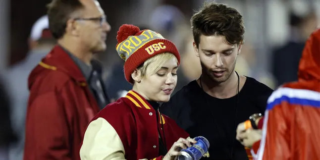 Sudah Putus, Apa Kabar Miley Cyrus & Patrick Schwarzenegger? Sudah Putus, Apa Kabar Miley Cyrus & Patrick Schwarzenegger?