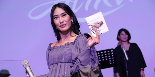 Suguhkan Look Lebih Dewasa, Alika Rilis Album PERFECT MOMENT