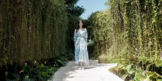 Suka Posting Foto Pakai Caption Super Simpel, Mawar De Jongh Mirip Lisa BLACKPINK?