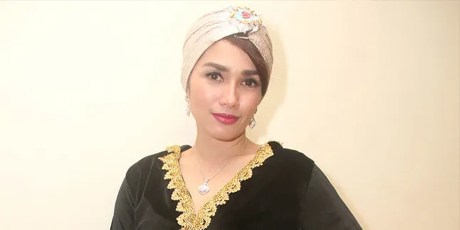 Suka Yang Simple, Ussy Sulistiawaty Tak Punya Budget Fashion Suka Yang Simple, Ussy Sulistiawaty Tak Punya Budget Fashion