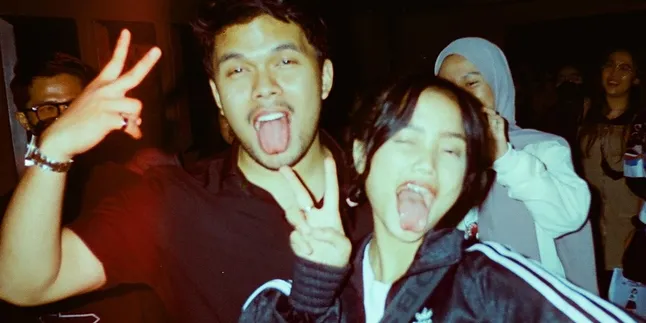 Sukses Bikin Netizen Heboh, Pasangan Terbucin Thariq Berikan Cincin Spesial ke Fuji Sukses Bikin Netizen Heboh, Pasangan Terbucin Thariq Berikan Cincin Spesial ke Fuji