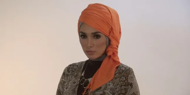 Sukses Bisnis Busana Muslim, Ussy Sulistiawaty Mantap Berhijab?