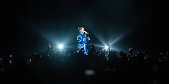 Sukses Gelar Konser Tunggal, Raisa Jadi Penyanyi Wanita Pertama yang Konser di GBK Sukses Gelar Konser Tunggal, Raisa Jadi Penyanyi Wanita Pertama yang Konser di GBK