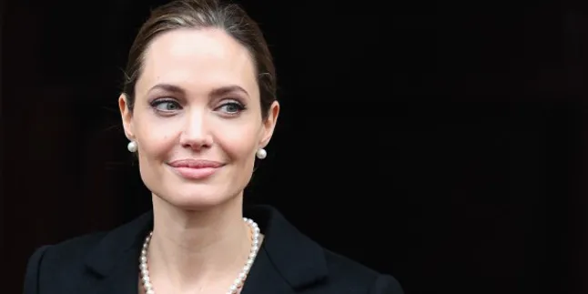 Sukses Mastektomi, Angelina Jolie Juga Akan Angkat Rahimnya Sukses Mastektomi, Angelina Jolie Juga Akan Angkat Rahimnya
