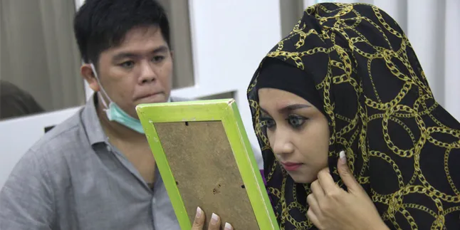 Sulam Alis Rp 12 Juta, Septy Sanustika Tak Izin Suami Sulam Alis Rp 12 Juta, Septy Sanustika Tak Izin Suami