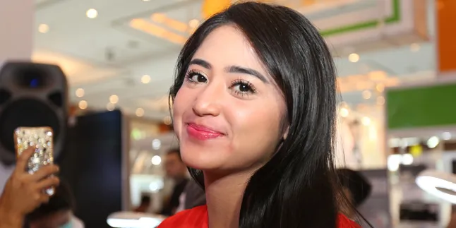 Sulam Bibir Crystal, Dewi Perssik: Jadi Susah Buat Ciuman