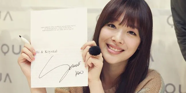 Sulli Jadi Petugas Security Yang Cantik