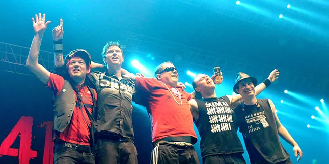 Sum 41 Bagikan Versi Asli Open Your Eyes, Gratis! Sum 41 Bagikan Versi Asli Open Your Eyes, Gratis!