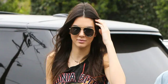 Sungguh Mulia, Kendall Jenner Beri Makan Seorang Tunawisma