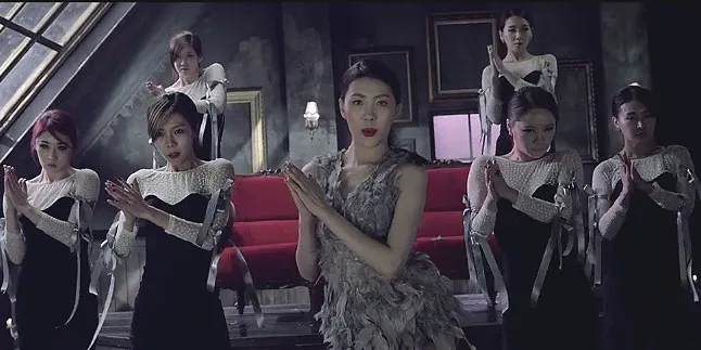 Sunmi Kembali Bertelanjang Kaki di Teaser MV Terbaru Sunmi Kembali Bertelanjang Kaki di Teaser MV Terbaru