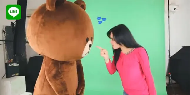 Super Aktif, Syahrini Sukses Bikin Beruang Brown Kewalahan Super Aktif, Syahrini Sukses Bikin Beruang Brown Kewalahan
