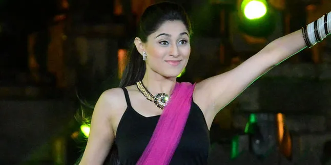 Super Cantik, Soumya Seth Pose Menggoda di Atas Tempat Tidur