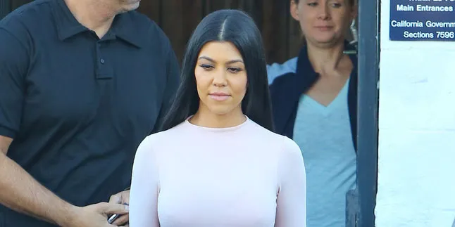 Super Hot! Kourtney Kardashian Pamer Perut Saat Berbelanja Super Hot! Kourtney Kardashian Pamer Perut Saat Berbelanja