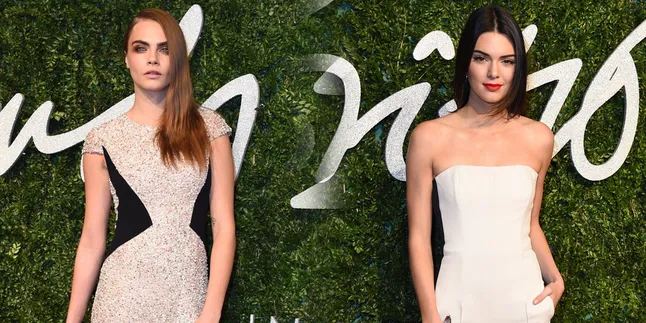 Super Hot! Saat Cara Delevingne - Kendall Jenner Pelukan Mesra